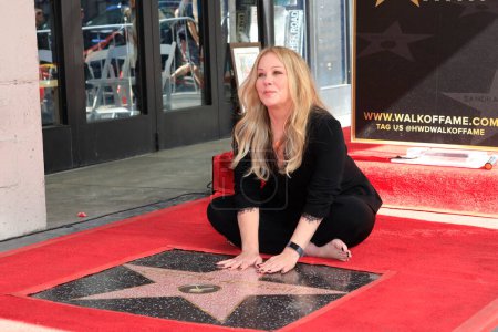 Téléchargez les photos : LOS ANGELES - NOV 4 : Christina Applegate à la cérémonie Christina Applegate Star sur le Hollywood Walk of Fame le 4 novembre 2022 à Los Angeles, CA - en image libre de droit