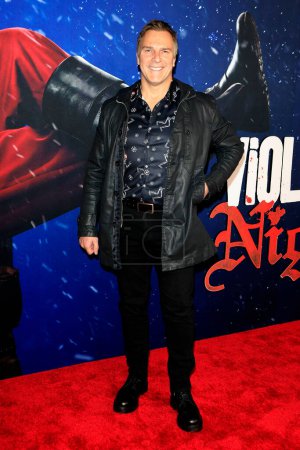 Foto de LOS ÁNGELES - 29 NOV: Mike Dopud en el estreno de Violent Night en el TCL Chinese Theater IMAX el 29 de noviembre de 2022 en Los Ángeles, CA - Imagen libre de derechos