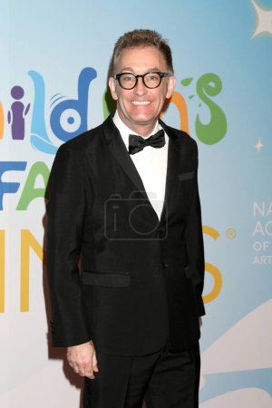 Foto de LOS ÁNGELES - DIC 11: Tom Kenny en los Premios Emmy Infantiles y Familiares 2022 - Llegadas al Teatro Ebell el 11 de diciembre de 2022 en Los Ángeles, CA - Imagen libre de derechos