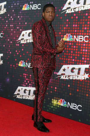 Foto de LOS ÁNGELES - NOV 3: Avery Dixon en America 's Got Talent: All-Stars Red Carpet en CBS Studio Center el 3 de noviembre de 2022 en Los Ángeles, CA - Imagen libre de derechos