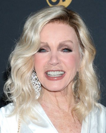 Foto de LOS ANGELES - FEB 10:  Donna Mills at the 30th Movieguide Awards at the Avalon Hollywood on February 10, 2023 in Los Angeles, CA - Imagen libre de derechos