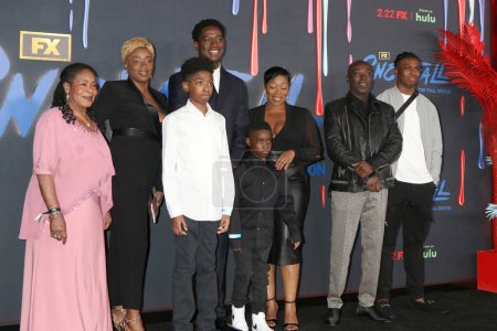 Foto de LOS ANGELES - FEB 15:  Damson Idris, family at the Snowfall Series Six premiere at the Ted Mann Theater on February 15, 2023 in Los Angeles, CA - Imagen libre de derechos