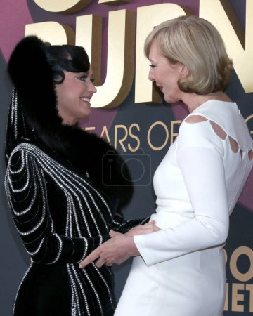Téléchargez les photos : LOS ANGELES - MAR 2:  Katy Perry, Allison Janney at the Carol Burnett  - 90 Years of Laughter and Love Special Taping for NBC at the Avalon Hollywood on March 2, 2023 in Los Angeles, CA - en image libre de droit