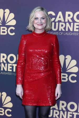 Foto de LOS ANGELES - MAR 2:  Amy Poehler at the Carol Burnett  - 90 Years of Laughter and Love Special Taping for NBC at the Avalon Hollywood on March 2, 2023 in Los Angeles, CA - Imagen libre de derechos