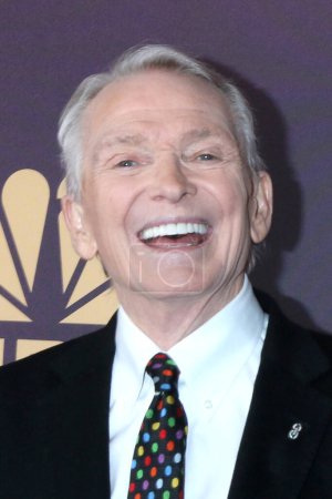 Foto de LOS ANGELES - MAR 2:  Bob Mackie at the Carol Burnett  - 90 Years of Laughter and Love Special Taping for NBC at the Avalon Hollywood on March 2, 2023 in Los Angeles, CA - Imagen libre de derechos