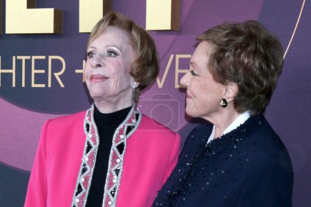 Téléchargez les photos : LOS ANGELES - MAR 2:  Carol Burnett, Julie Andrews at the Carol Burnett  - 90 Years of Laughter and Love Special Taping for NBC at the Avalon Hollywood on March 2, 2023 in Los Angeles, CA - en image libre de droit