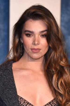 Photo for LOS ANGELES - MAR 12:  Hailee Steinfeld at the 2023 Vanity Fair Oscar Party at the Wallis Annenberg Center for the Performing Arts on March 12, 2023 in Beverly Hills, CA - Royalty Free Image