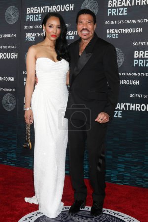 Photo for LOS ANGELES - APR 15:  Lisa Parigi, Lionel Ritchie at the 9th Breakthrough Prize Ceremony Arrivals at the Academy Museum of Motion Pictures on April 15, 2023 in Los Angeles, CA - Royalty Free Image