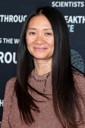 Téléchargez les photos : LOS ANGELES - 15 AVR : Chloe Zhao à la 9e cérémonie de remise des prix Percée Arrivées au Musée des films de l'Académie le 15 avril 2023 à Los Angeles, CA - en image libre de droit