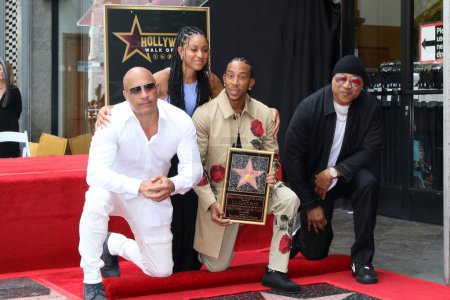 Foto de LOS ÁNGELES - 18 DE MAYO: Vin DIesel, Karma Bridges, Chris Bridges alias Ludacris, LL Cool J en la ceremonia de Ludacris Star en el Paseo de la Fama de Hollywood el 18 de mayo de 2023 en Los Ángeles, CA - Imagen libre de derechos