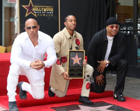 Foto de LOS ÁNGELES - 18 DE MAYO: Vin DIesel, Chris Bridges alias Ludacris, LL Cool J en la ceremonia de la estrella de Ludacris en el Paseo de la Fama de Hollywood el 18 de mayo de 2023 en Los Ángeles, CA - Imagen libre de derechos