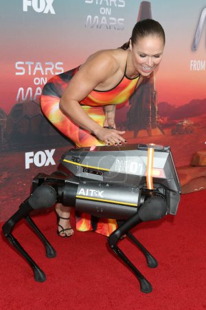 Téléchargez les photos : LOS ANGELES - 1 JUIN : Ronda Rousey, Rad Dog Robot au FOX's Stars sur Mars VIP Red Carpet Aperçu de la presse au Scum & Villainy Cantina le 1 juin 2023 à Los Angeles, CA - en image libre de droit
