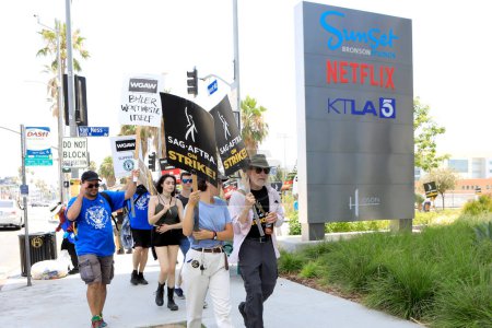Foto de LOS ÁNGELES - AGO 1: Netflix en SAG / AFTRA y WGA Strike afuera en la sede de Netflix el 1 de agosto de 2023 en Los Ángeles, CA - Imagen libre de derechos