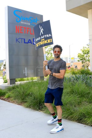 Téléchargez les photos : LOS ANGELES - 1 AOÛT : Netflix à SAG / AFTRA et WGA Strike à l'extérieur au siège de Netflix le 1er août 2023 à Los Angeles, CA - en image libre de droit
