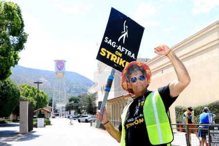 Téléchargez les photos : LOS ANGELES - 1 AOÛT : Dereck Andrade, Warner Bros à SAG / AFTRA et WGA Strike à l'extérieur aux studios Warner Brothers le 1er août 2023 à Burbank, CA - en image libre de droit