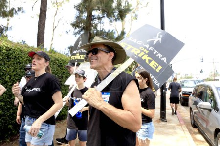Téléchargez les photos : LOS ANGELES - 1er AOÛT : Jaime Gomez, Disney à SAG / AFTRA et WGA Strike à l'extérieur aux Walt Disney Studios le 1er août 2023 à Burbank, CA - en image libre de droit