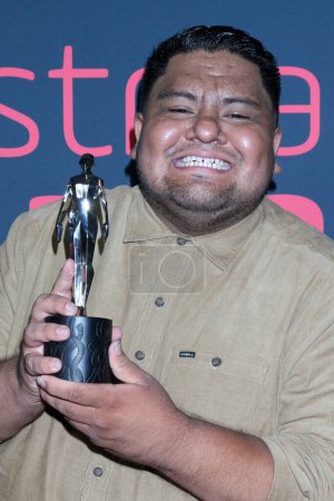 Foto de LOS ÁNGELES - 27 AGO: Leo González en los Premios Streamy 2023 - Paseo de los Ganadores en el Hotel Century Plaza el 27 de agosto de 2023 en Century City, C - Imagen libre de derechos