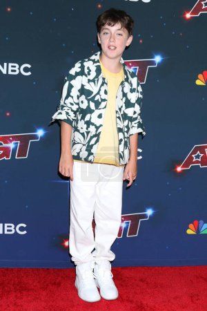 Foto de LOS ÁNGELES - 29 AGO: Alfie Andrew en la Temporada 18 de America 's Got Talent Show Red Carpet en el Hotel Dena el 29 de agosto de 2023 en Pasadena, C - Imagen libre de derechos