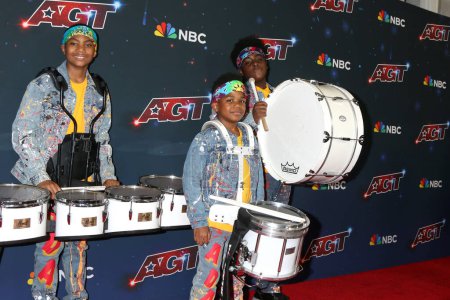 Téléchargez les photos : LOS ANGELES - 29 AOÛT : Chioma et l'Atlanta Drum Academy au America's Got Talent Season 18 Live Show Red Carpet à l'Hôtel Dena le 29 août 2023 à Pasadena, C - en image libre de droit