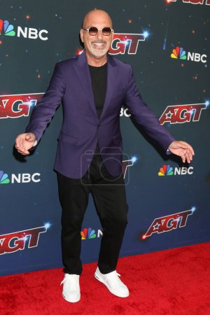 Foto de LOS ÁNGELES - 29 AGO: Howie Mandel en la Temporada 18 de America 's Got Talent Show Red Carpet en el Hotel Dena el 29 de agosto de 2023 en Pasadena, C - Imagen libre de derechos