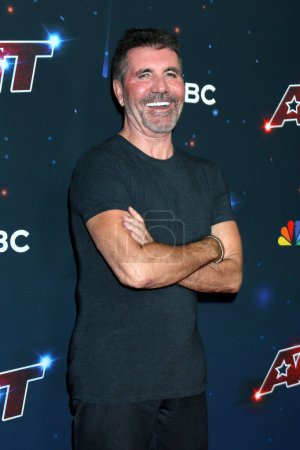 Téléchargez les photos : LOS ANGELES - 29 AOÛT : Simon Cowell au America's Got Talent Season 18 Live Show Red Carpet à l'Hôtel Dena le 29 août 2023 à Pasadena, C - en image libre de droit