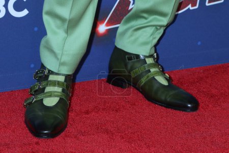 Téléchargez les photos : LOS ANGELES - 29 AOÛT : Terry Crews détaille ses chaussures à l'America's Got Talent Season 18 Live Show Red Carpet à l'Hôtel Dena le 29 août 2023 à Pasadena, C - en image libre de droit