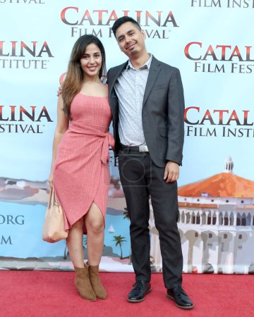 Foto de LOS ÁNGELES - SEP 23: Mary Abgarian, Azwan Badruzaman en el 13º Festival de Cine Catalina - Saturday Red Carpet en el Casino Catalina el 23 de septiembre de 2023 en Avalon, CA - Imagen libre de derechos