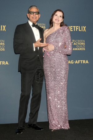 Foto de LOS ÁNGELES - 25 DE FEB: Jeff Goldblum, Geena Davis en el 30º Screen Actors Guild Awards en el Shrine Auditorium el 25 de febrero de 2024 en Los Ángeles, CA - Imagen libre de derechos