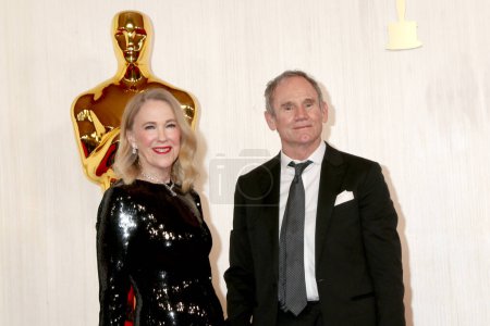 Téléchargez les photos : LOS ANGELES - MAR 10 : Catherine OHara, Bo Welch at the 96th Academy Awards Arrivée au Dolby Theater le 10 mars 2024 à Los Angeles, CA - en image libre de droit