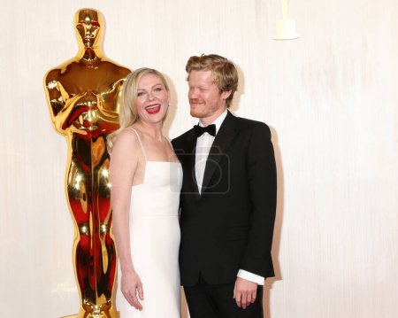 Téléchargez les photos : LOS ANGELES - MAR 10 : Kirsten Dunst, Jesse Plemons at the 96th Academy Awards Arrivée au Dolby Theater le 10 mars 2024 à Los Angeles, CA - en image libre de droit