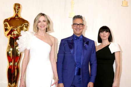 Téléchargez les photos : LOS ANGELES - MAR 10 : Molly McNearney, Raj Kapoor, Katy Mullan at the 96th Academy Awards Arrivée au Dolby Theater le 10 mars 2024 à Los Angeles, CA - en image libre de droit