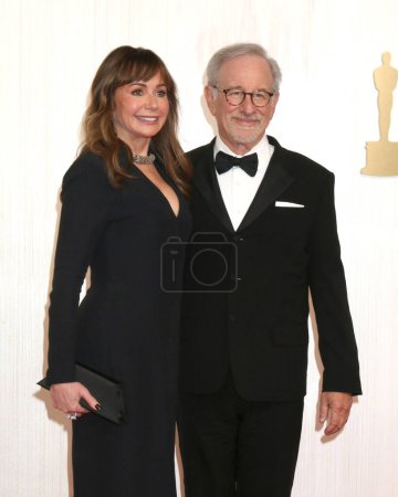 Téléchargez les photos : LOS ANGELES - MAR 10 : Steven Spielberg, Kristie Macosko Krieger at the 96th Academy Awards Arrivée au Dolby Theater le 10 mars 2024 à Los Angeles, CA - en image libre de droit