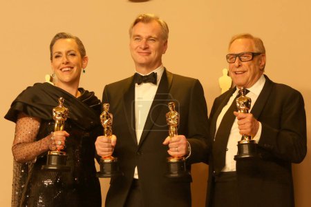 Téléchargez les photos : LOS ANGELES - MAR 10 : Christopher Nolan, Emma Thomas, Charles Roven à la 96e salle de presse des Oscars au Dolby Theater le 10 mars 2024 à Los Angeles, CA - en image libre de droit