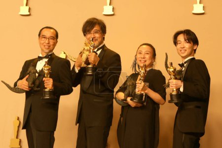 Téléchargez les photos : LOS ANGELES - MAR 10 : Masaki Takahashi, Takashi Yamazaki, Kiyoko Shibuya, Tatsuji Nojima à la 96e salle de presse des Academy Awards au Dolby Theater le 10 mars 2024 à Los Angeles, CA - en image libre de droit