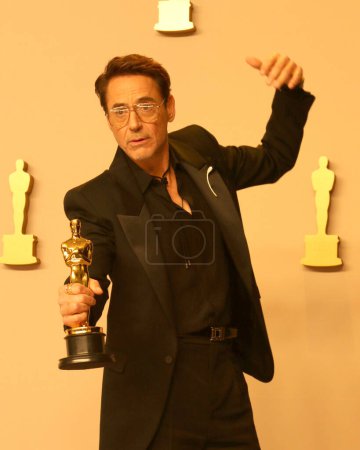 Foto de LOS ÁNGELES - 10 DE MARZO: Robert Downey Jr en la Sala de Prensa de los Premios Óscar 96 en el Teatro Dolby el 10 de marzo de 2024 en Los Ángeles, CA - Imagen libre de derechos