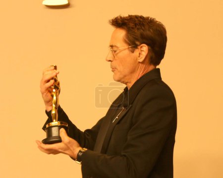 Foto de LOS ÁNGELES - 10 DE MARZO: Robert Downey Jr en la Sala de Prensa de los Premios Óscar 96 en el Teatro Dolby el 10 de marzo de 2024 en Los Ángeles, CA - Imagen libre de derechos