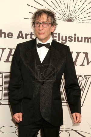 Foto de LOS ÁNGELES - 6 DE ENERO: Neil Gaiman en la Gala de Arte de Elysium HEAVEN 2024 en el Teatro Wiltern el 6 de enero de 2024 en Los Ángeles, CA - Imagen libre de derechos