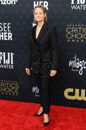 Téléchargez les photos : LOS ANGELES - JAN 14 : Jodie Foster au 29e Annual Critics Choice Awards - Arrivées au Barker Hanger le 14 janvier 2024 à Santa Monica, CA - en image libre de droit