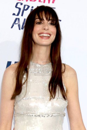 Téléchargez les photos : LOS ANGELES - 25 février : Anne Hathaway aux 2024 Film Independent Spirit Awards on the Beach le 25 février 2024 à Santa Monica, CA - en image libre de droit