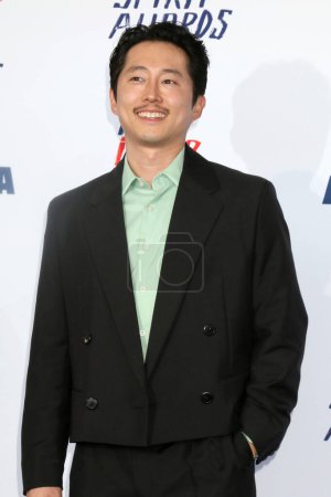 Téléchargez les photos : LOS ANGELES - 25 février : Steven Yeun aux 2024 Film Independent Spirit Awards on the Beach le 25 février 2024 à Santa Monica, CA - en image libre de droit