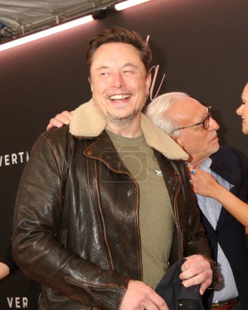 Foto de LOS ÁNGELES - 3 DE FEB: Elon Musk en la proyección especial VIP de "Lola" en el Teatro Bruin el 3 de febrero de 2024 en Westwood, CA - Imagen libre de derechos