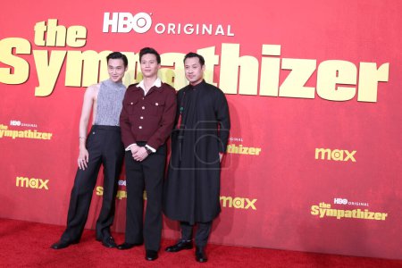 Foto de LOS ÁNGELES - 9 DE ABRIL: los actores Duy Nguyen, Hoa Xuande, Fred Nguyen Khan en el estreno de The Sympathizer HBO en el Paramount Theater el 9 de abril de 2024 en Los Ángeles, CA - Imagen libre de derechos