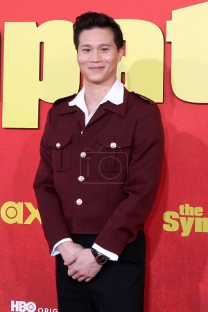 Foto de LOS ÁNGELES - 9 DE ABRIL: El actor Hoa Xuande en el estreno del Simpatizante HBO en el Paramount Theater el 9 de abril de 2024 en Los Ángeles, CA - Imagen libre de derechos