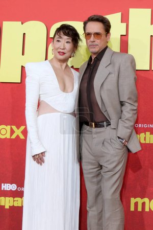 Foto de LOS ÁNGELES - 9 DE ABRIL: Sandra Oh, Robert Downey Jr en el estreno de HBO en el Paramount Theater el 9 de abril de 2024 en Los Ángeles, CA - Imagen libre de derechos