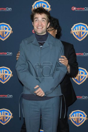 Foto de Bong Joon-ho, Robert Pattinson at the Warner Brothers CinemaCon Press Line at the Caesar's Palace Theatre on April 9, 2024 in Las Vegas - Imagen libre de derechos