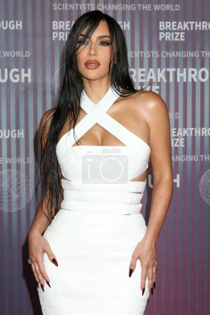 Téléchargez les photos : LOS ANGELES, ÉTATS-UNIS - 13 AVRIL : Kim Kardashian lors de la 10e cérémonie annuelle de remise des prix révolutionnaires au Academy Museum of Motion Pictures, le 13 avril 2024 à Los Angeles, Californie - en image libre de droit