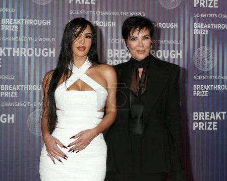 Foto de LOS ÁNGELES, EE.UU. - 13 DE ABRIL: Kim Kardashian, Kris Jenner en la 10ª Ceremonia Anual del Premio Breakthrough en el Museo de la Academia de Cine el 13 de abril de 2024 en Los Ángeles, CA - Imagen libre de derechos