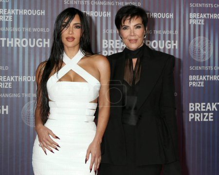 Téléchargez les photos : LOS ANGELES, ÉTATS-UNIS - 13 AVRIL : Kim Kardashian, Kris Jenner lors de la 10e cérémonie annuelle de remise des prix révolutionnaires au Academy Museum of Motion Pictures, le 13 avril 2024 à Los Angeles, Californie - en image libre de droit