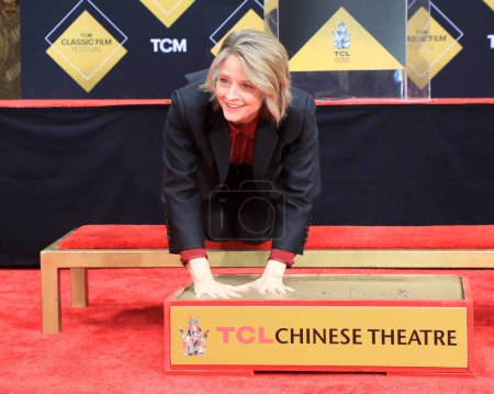 Téléchargez les photos : LOS ANGELES, ÉTATS-UNIS - 19 AVRIL : Jodie Foster à la cérémonie Jodie Foster Hand and Foot Print au TCL Chinese Theater le 19 avril 2024 à Los Angeles, Californie - en image libre de droit