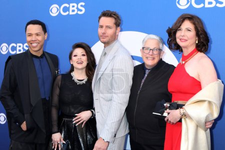 Photo for LOS ANGELES, USA - MAY 2, 2024:  Eric Graise, Fiona Rene, Justin Hartley, Abby McEnany, Robin Weigert at the CBS Fall Preview Party at the Paramount Studios on May 2, 2024 in Los Angeles, CA - Royalty Free Image
